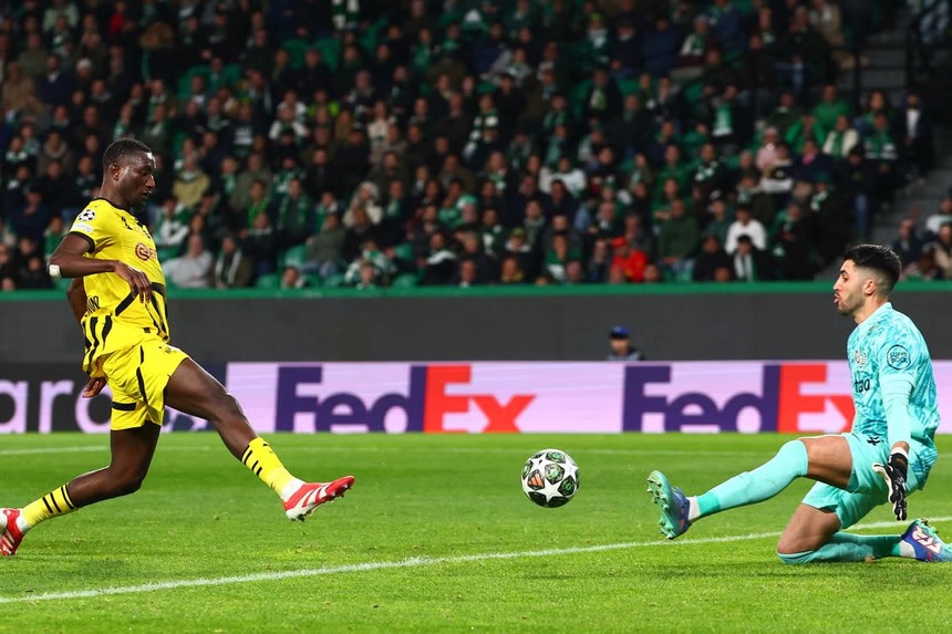Tiền đạo Serhou Guirassy của Dortmund ăn mừng sau khi ghi bàn, san bằng kỷ lục ghi 10 bàn tại Champions League của Lewandowski và Haaland.