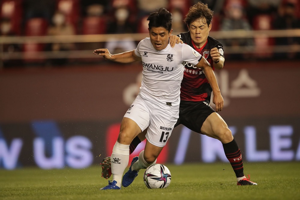 Pohang Steelers và Gwangju FC tranh chấp quyết liệt trong trận đấu đầy kịch tính tại K-League