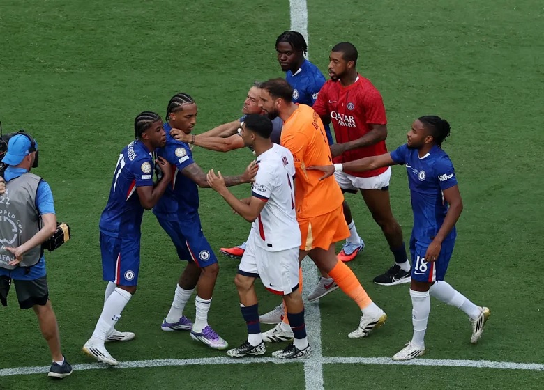 HLV Luis Enrique giải thích hành động va chạm với tiền đạo Joao Pedro của Chelsea sau trận chung kết FIFA Club World Cup 2025.