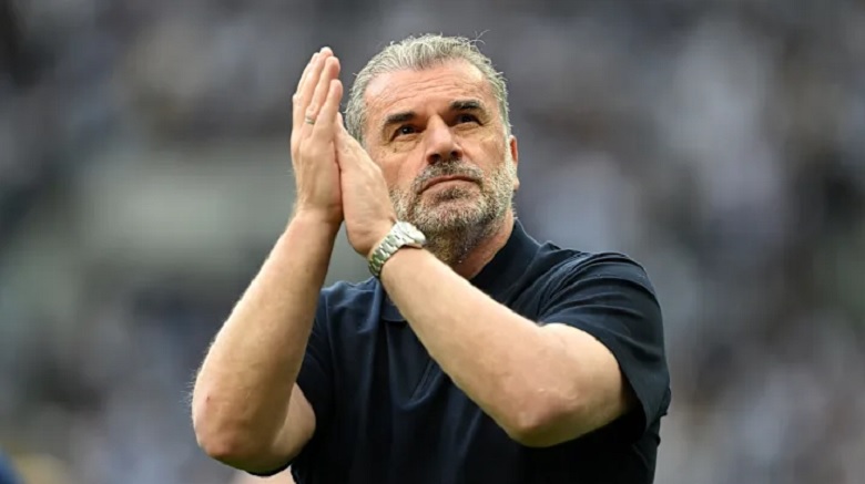 HLV Ange Postecoglou trong trang phục huấn luyện, chuẩn bị dẫn dắt Nottingham Forest tại Ngoại hạng Anh