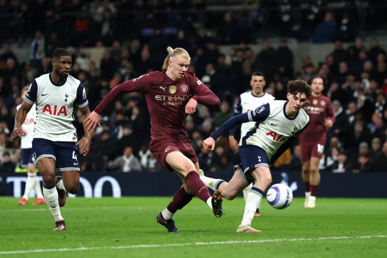 Erling Haaland ăn mừng sau khi ghi bàn thắng quyết định cho Manchester City trước Tottenham, lập kỷ lục Premier League.