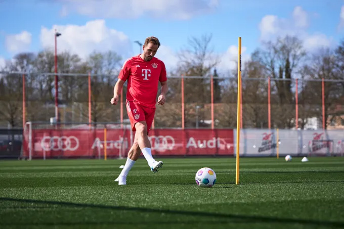 Harry Kane hăng hái tập luyện cùng đồng đội Bayern sau chấn thương cổ chân