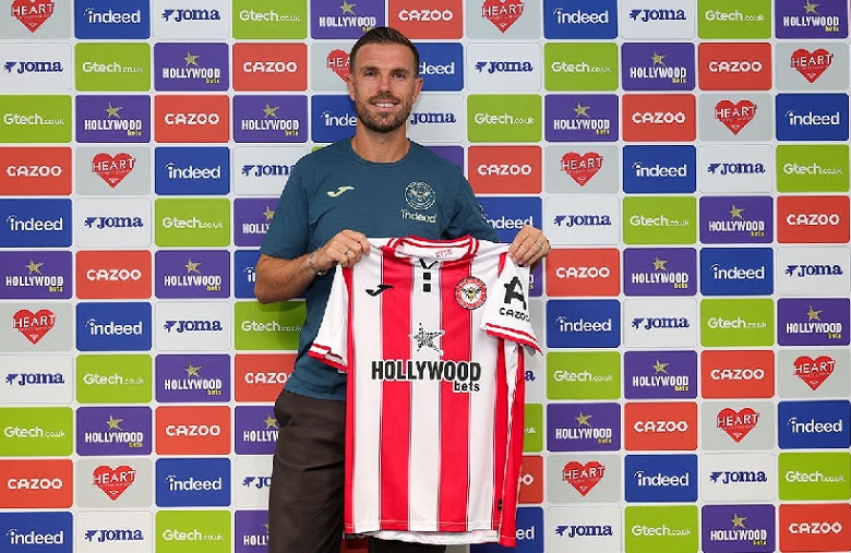 Jordan Henderson trong màu áo Brentford ngày ra mắt chính thức, đánh dấu sự trở lại Ngoại hạng Anh.