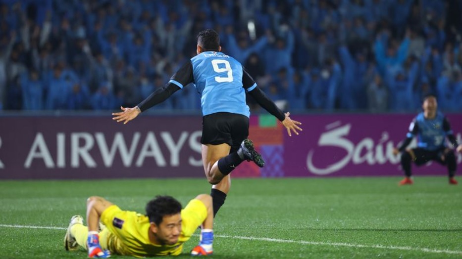 Tiền đạo Erison dứt điểm ghi bàn thứ hai cho Kawasaki Frontale trong chiến thắng áp đảo trước Shanghai Shenhua