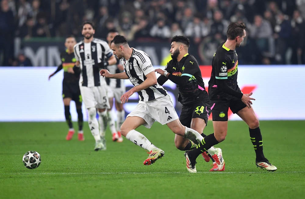 Samuel Mbangula ăn mừng bàn thắng quyết định giúp Juventus giành chiến thắng trước PSV tại Cúp C1