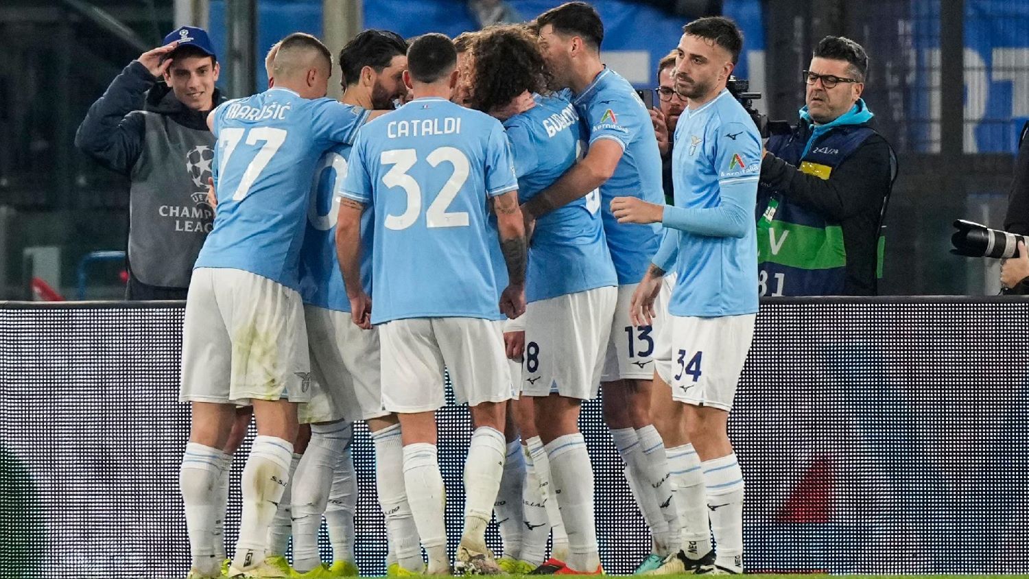 Ciro Immobile ăn mừng bàn thắng trên chấm phạt đền giúp Lazio đánh bại Bayern Munich 1-0 ở lượt đi Champions League