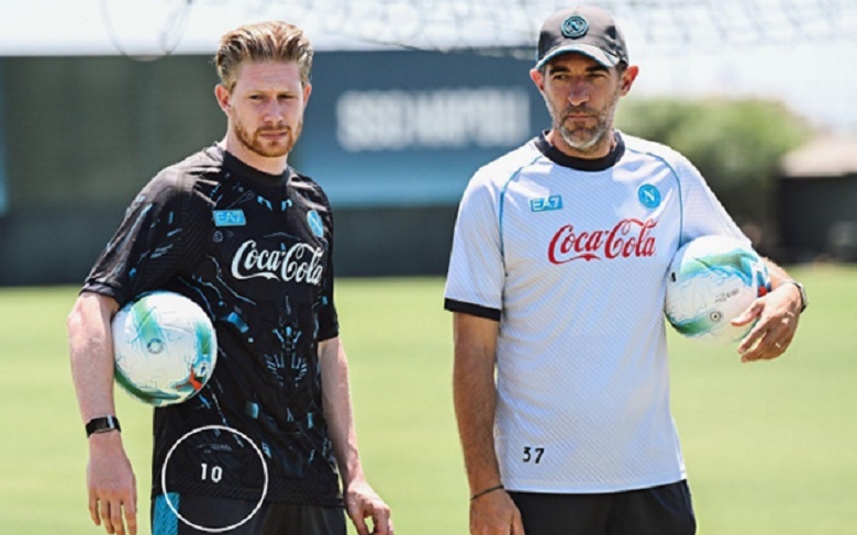 Kevin De Bruyne tập luyện tại Napoli với chiếc áo số 10 đầy bất ngờ