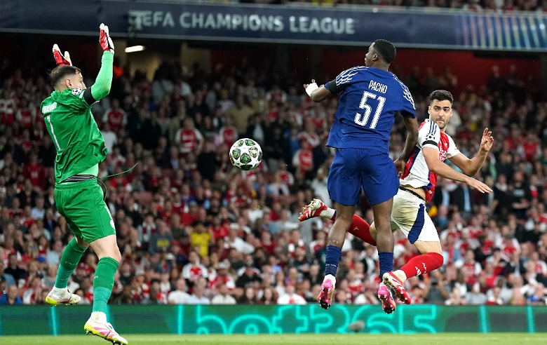 Cầu thủ Arsenal thất vọng sau thất bại 0-1 trước PSG trên sân Emirates ở bán kết C1