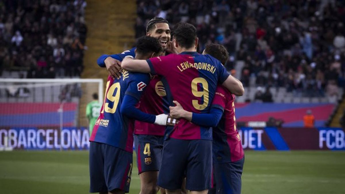 Đội hình Barcelona và ban huấn luyện dành một phút mặc niệm bác sĩ Carles Minarro Garcia, thể hiện tinh thần đoàn kết và quyết tâm trước trận lượt về Champions League với Benfica.