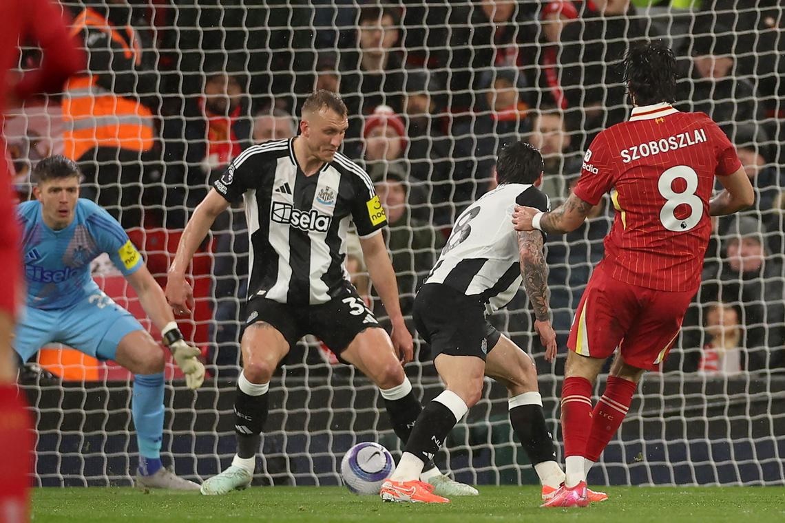 Cầu thủ Liverpool ăn mừng chiến thắng 2-0 trước Newcastle tại Anfield, củng cố vị trí dẫn đầu Ngoại hạng Anh