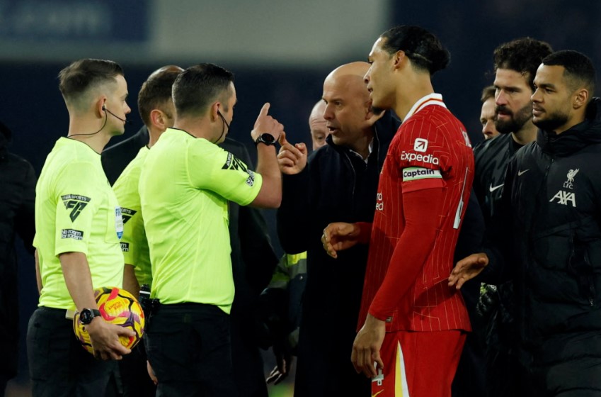 Trung vệ Virgil van Dijk của Liverpool bày tỏ sự thất vọng với quyết định của trọng tài Michael Oliver sau trận hòa Everton 2-2