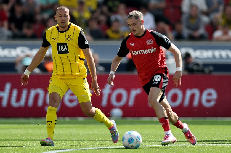 Florian Wirtz trong màu áo Bayer Leverkusen, mục tiêu hàng đầu của các CLB lớn châu Âu.