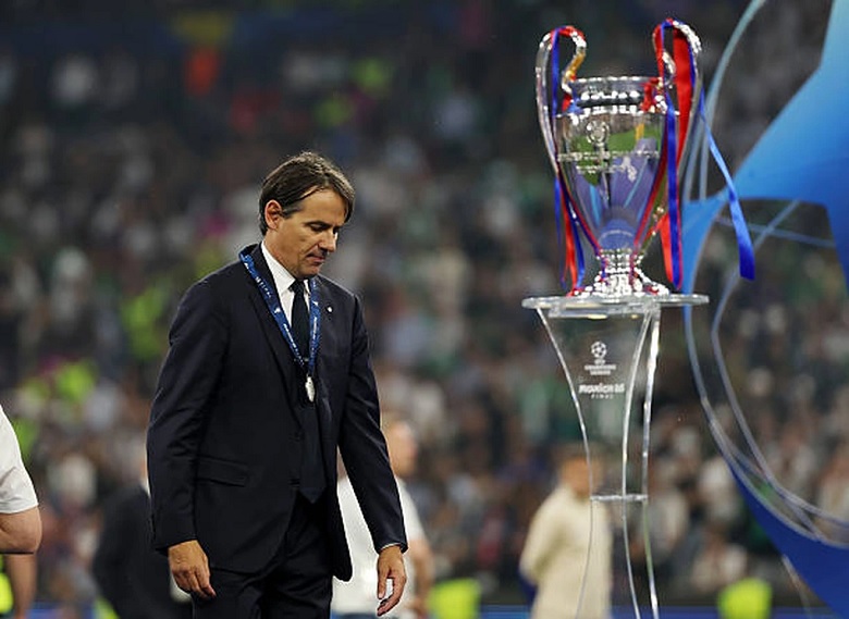 HLV Simone Inzaghi trong một buổi họp báo cuối cùng tại Inter Milan