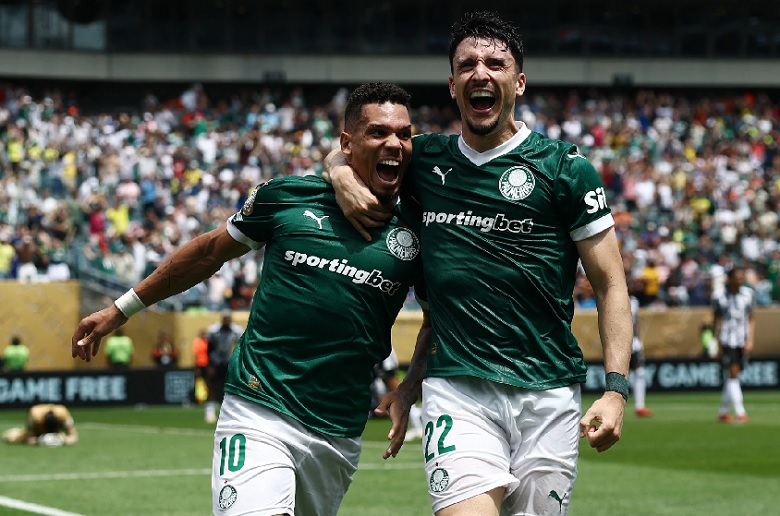 Palmeiras ăn mừng chiến thắng 1-0 trước Botafogo, giành vé vào tứ kết FIFA Club World Cup 2025