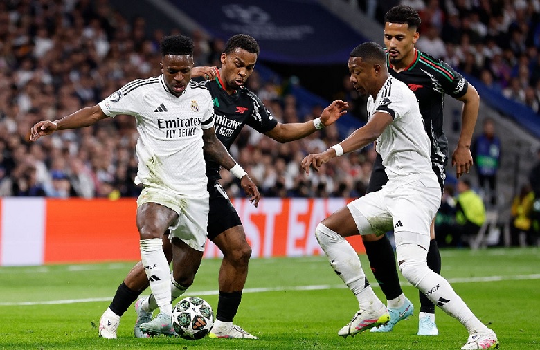 David Alaba (áo trắng) trong trận đấu của Real Madrid, đối mặt tương lai bất định sau hàng loạt chấn thương và các tin đồn chuyển nhượng trung vệ mới.