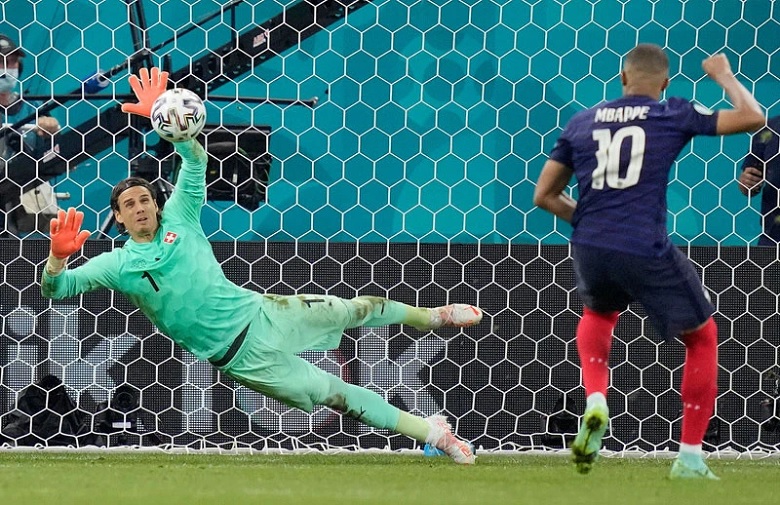 Thủ môn cản phá cú sút phạt đền, minh họa cho luật bóng đá mới không đá bồi tại World Cup 2026