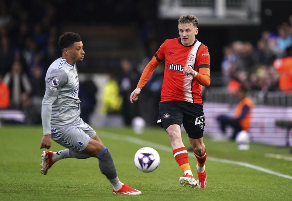 Tiền đạo Elijah Adebayo gỡ hòa cho Luton Town trước Everton tại Kenilworth Road