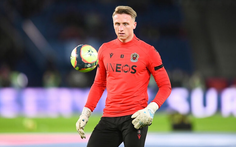 Thủ môn Marcin Bulka của Nice trong màu áo câu lạc bộ đang thi đấu
