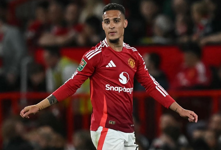 Antony trong màu áo Manchester United, chuẩn bị chuyển đến Real Betis theo hợp đồng cho mượn với điều khoản thi đấu ràng buộc.