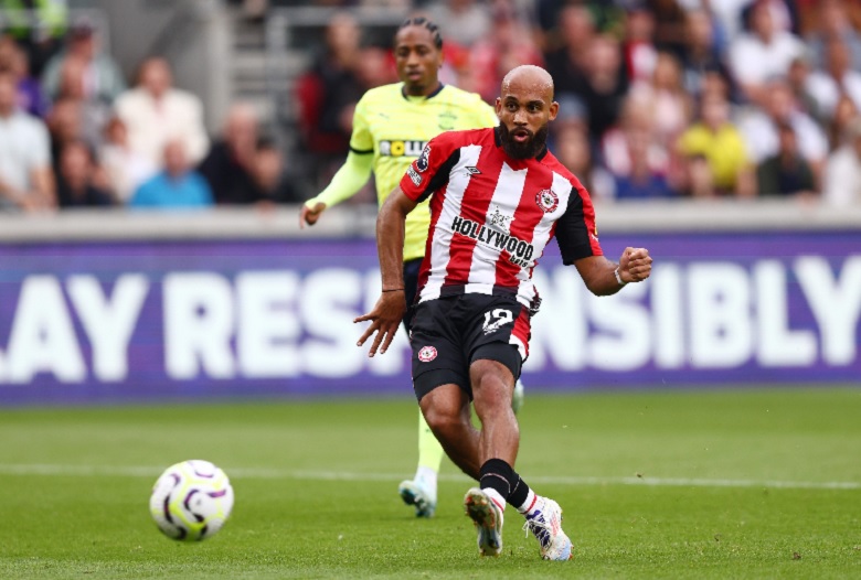 Bryan Mbeumo, ngôi sao Brentford, trong màu áo câu lạc bộ được định giá 60 triệu bảng sau tin đồn chuyển nhượng Manchester United.