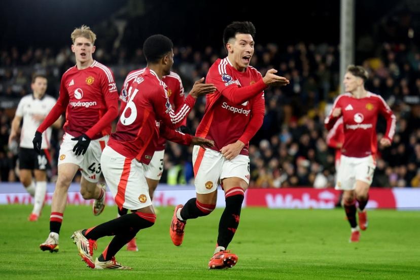 Cầu thủ Manchester United thi đấu trong trận đấu tại Ngoại hạng Anh, minh họa cho giai đoạn khó khăn của đội bóng trước chuyến du đấu Châu Á và Mỹ