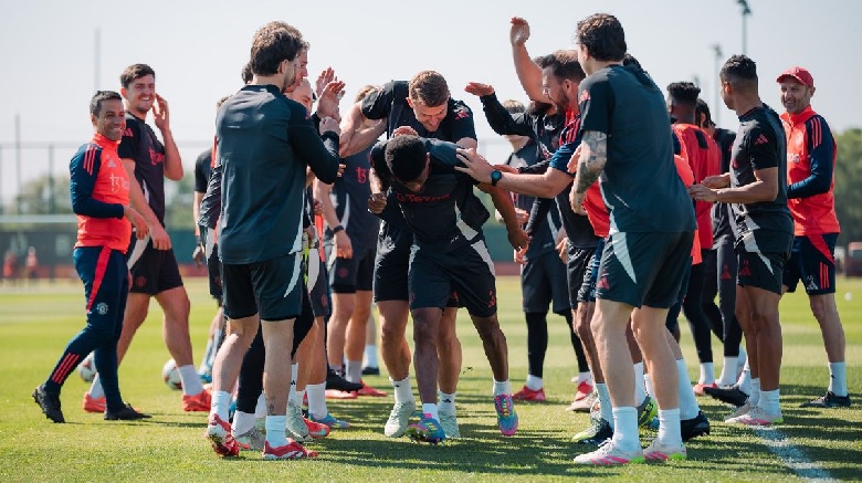 Amad Diallo và Matthijs de Ligt tươi tắn trong buổi tập của MU trước trận gặp Bilbao tại Europa League