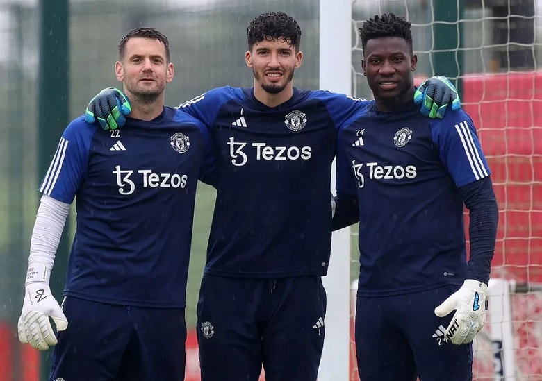 Tom Heaton, thủ môn giàu kinh nghiệm của Manchester United, được đánh giá cao về tinh thần chuyên nghiệp và ảnh hưởng tích cực đến đội bóng.