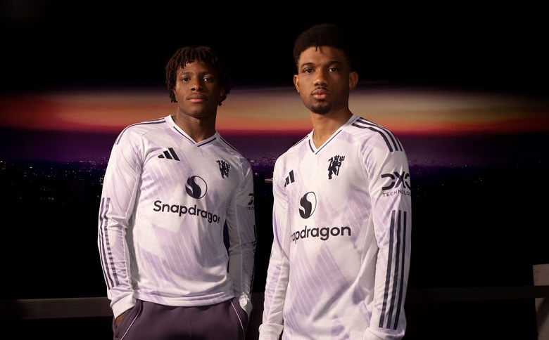 Áo đấu sân khách Manchester United mùa giải 2025/26 với thiết kế trắng pha tím độc đáo
