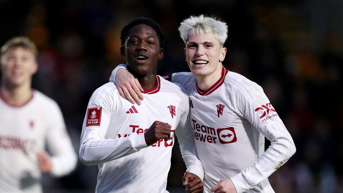 Cầu thủ trẻ Kobbie Mainoo của Manchester United ăn mừng bàn thắng quyết định, ấn định chiến thắng 4-3 đầy kịch tính trước Wolves tại Ngoại hạng Anh.