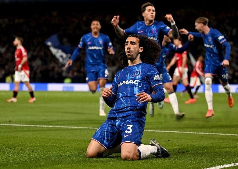 Cầu thủ Marc Cucurella ăn mừng bàn thắng quyết định vào lưới Manchester United tại Stamford Bridge