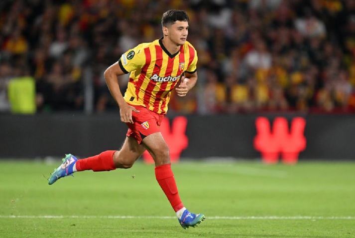 Hậu vệ Abdukodir Khusanov của RC Lens, mục tiêu chuyển nhượng của Man City, thể hiện khả năng phòng ngự vững chắc trên sân.