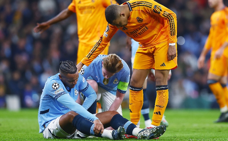 Manuel Akanji rời sân vì chấn thương trong trận đấu lượt đi Champions League của Man City.