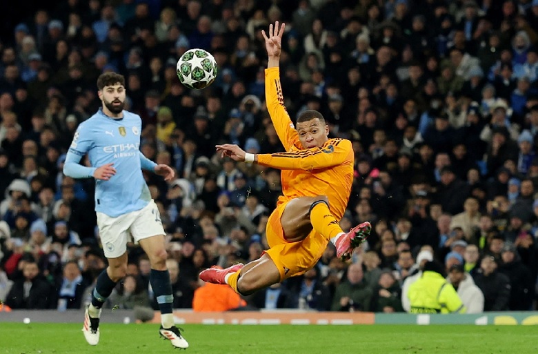 Cầu thủ Man City thất vọng nhìn Real Madrid giành chiến thắng kịch tính 3-2 tại lượt đi Champions League.