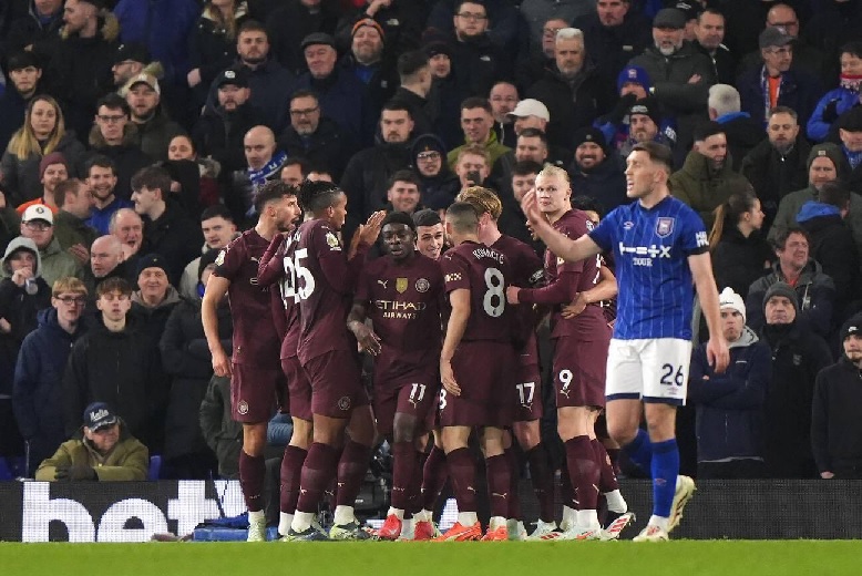 Các cầu thủ Man City ăn mừng bàn thắng sau khi ghi bàn vào lưới Ipswich, giúp Man City trở lại Top 4 Ngoại hạng Anh