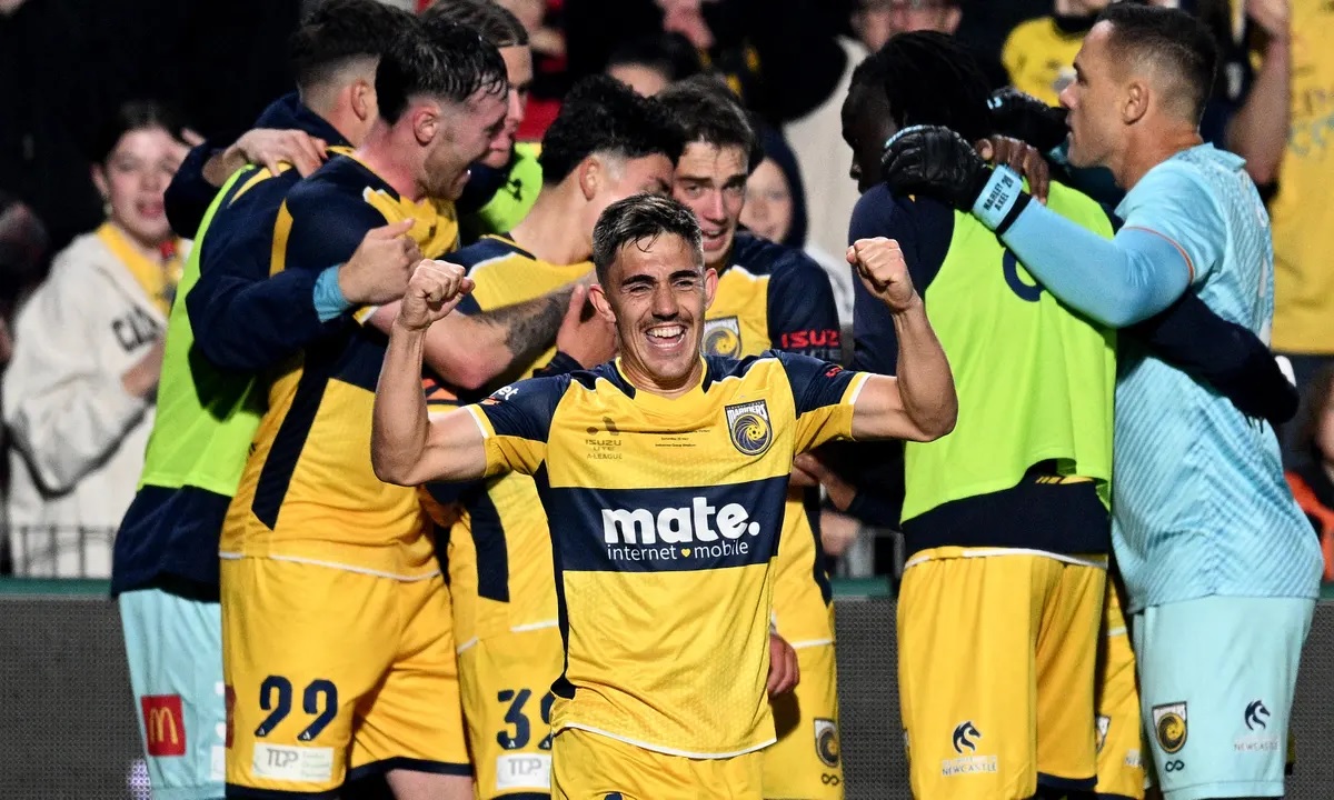 Các cầu thủ Central Coast Mariners và Melbourne Victory tranh bóng nảy lửa trong trận chung kết A-League, nơi Mariners đã làm nên lịch sử với cú ăn ba.