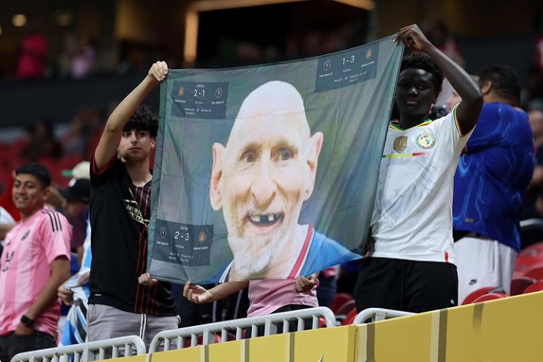 Tấm banner chế giễu Lionel Messi với hình ảnh hói đầu, râu bạc, ám chỉ sự "già nua và hết thời" từ CĐV PSG tại trận đấu Inter Miami gặp nhà vô địch Cúp C1.