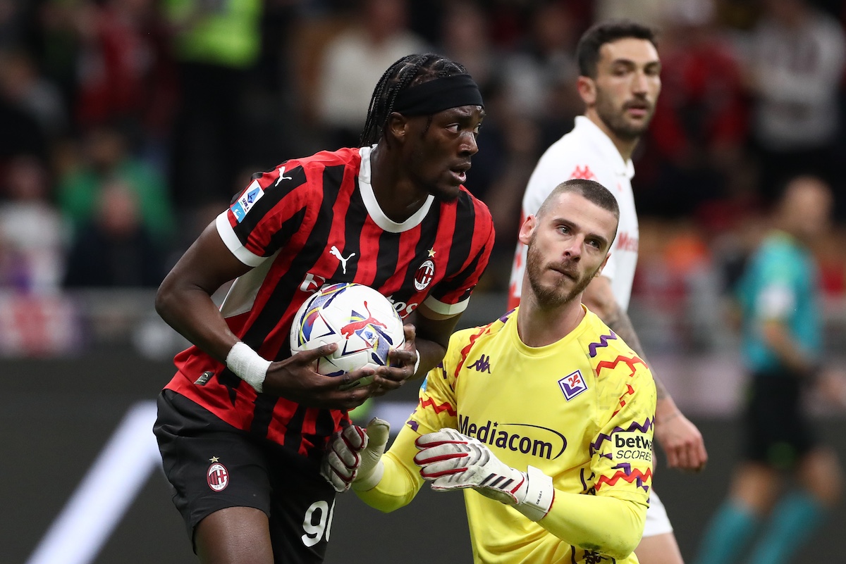 Cầu thủ Milan và Fiorentina tranh bóng quyết liệt trong trận hòa 2-2 tại Serie A