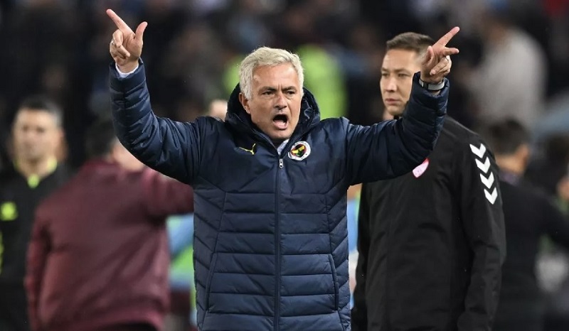 Huấn luyện viên Jose Mourinho biểu lộ cảm xúc trên băng ghế chỉ đạo, sau khi nhận án phạt nặng từ Liên đoàn bóng đá Thổ Nhĩ Kỳ.