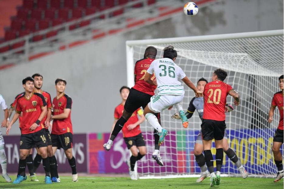 Cầu thủ Muangthong United ăn mừng bàn thắng vào lưới Jeonbuk Hyundai Motors, đảm bảo tấm vé đi tiếp