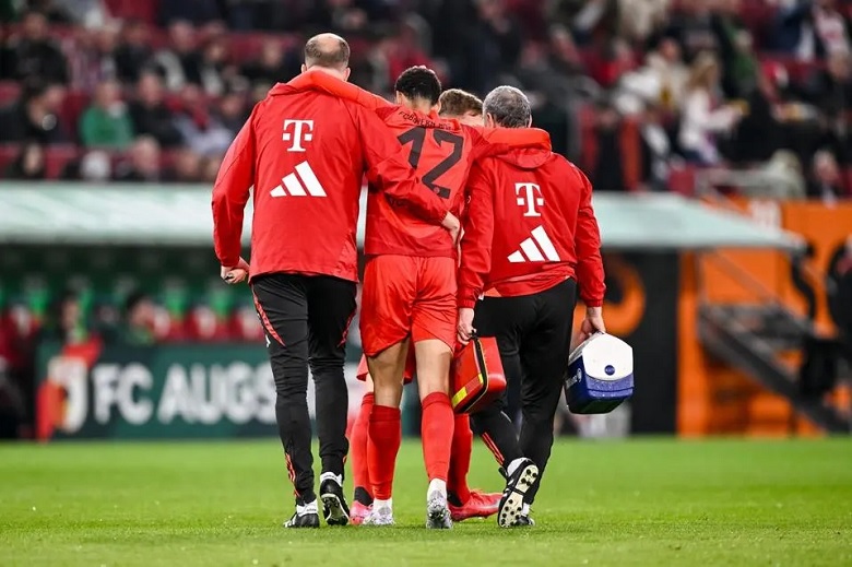 Jamal Musiala ôm đùi đau đớn rời sân trong trận đấu giữa Bayern Munich và Augsburg tại Bundesliga