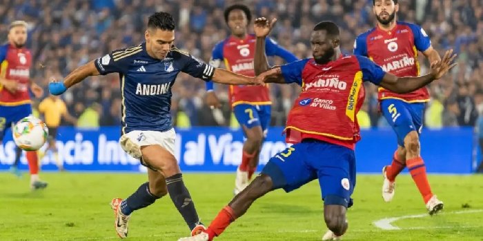 Cầu thủ Millonarios đối đầu với cầu thủ Deportivo Pasto trong trận đấu đầy kịch tính.
