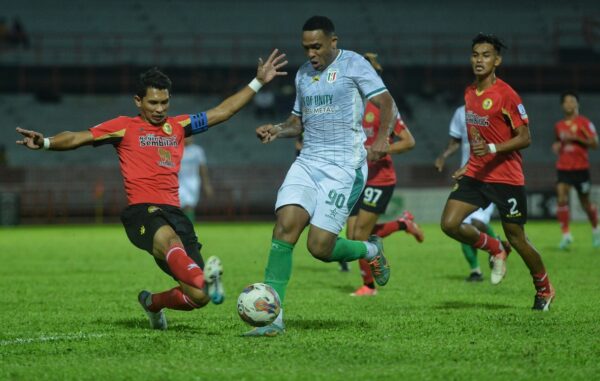 Cầu thủ Negeri Sembilan và Kuching City tranh chấp bóng trong trận đấu thuộc giải VĐQG Malaysia