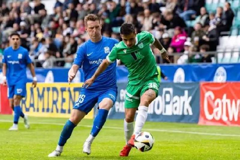 Cầu thủ Rigas Futbola Skola và Hamrun Spartans tranh bóng quyết liệt trong trận đấu tại Europa Conference League