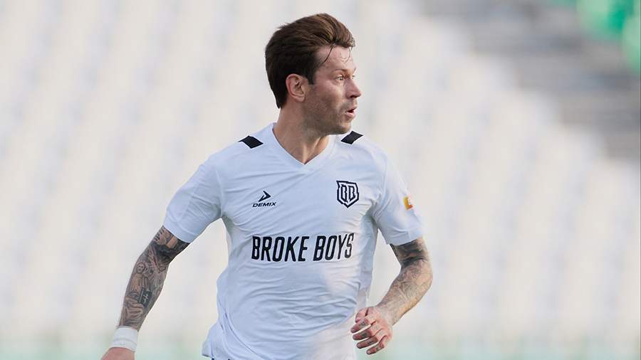 Cầu thủ Saturn và Broke Boys tranh bóng quyết liệt trên sân cỏ Cúp QG Nga