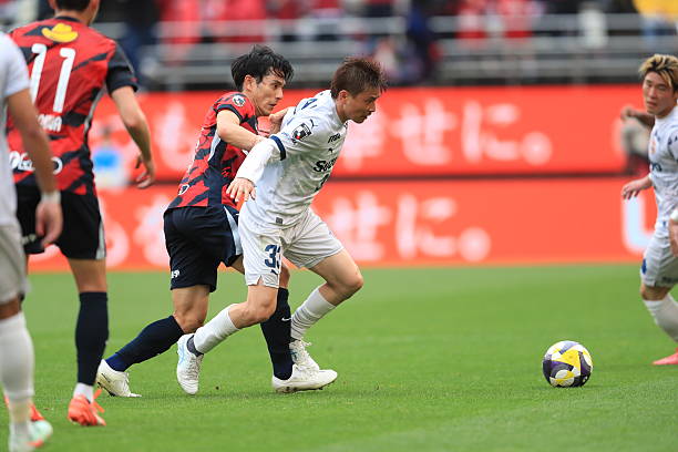 Trận đấu căng thẳng giữa Shimizu S-Pulse và Kashima Antlers tại J-League 2025.