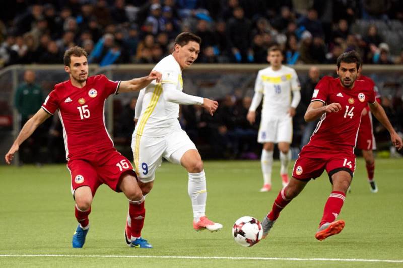 Cầu thủ Tobol Kostanai và FC Zhetysu Taldykorgan tranh chấp bóng trên sân trong Giải VĐQG Kazakhstan