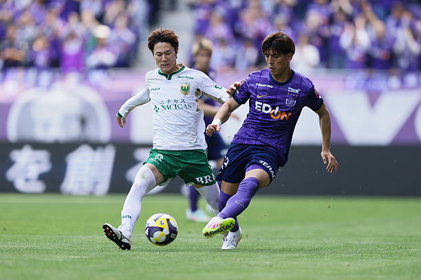 Huấn luyện viên Tokyo Verdy chỉ đạo chiến thuật trong trận đấu J-League