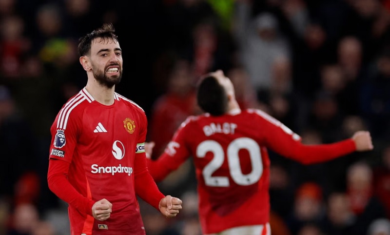 HLV Ruben Amorim và đội trưởng Bruno Fernandes của Manchester United trong một buổi tập, minh họa cho mâu thuẫn nội bộ tại Old Trafford.