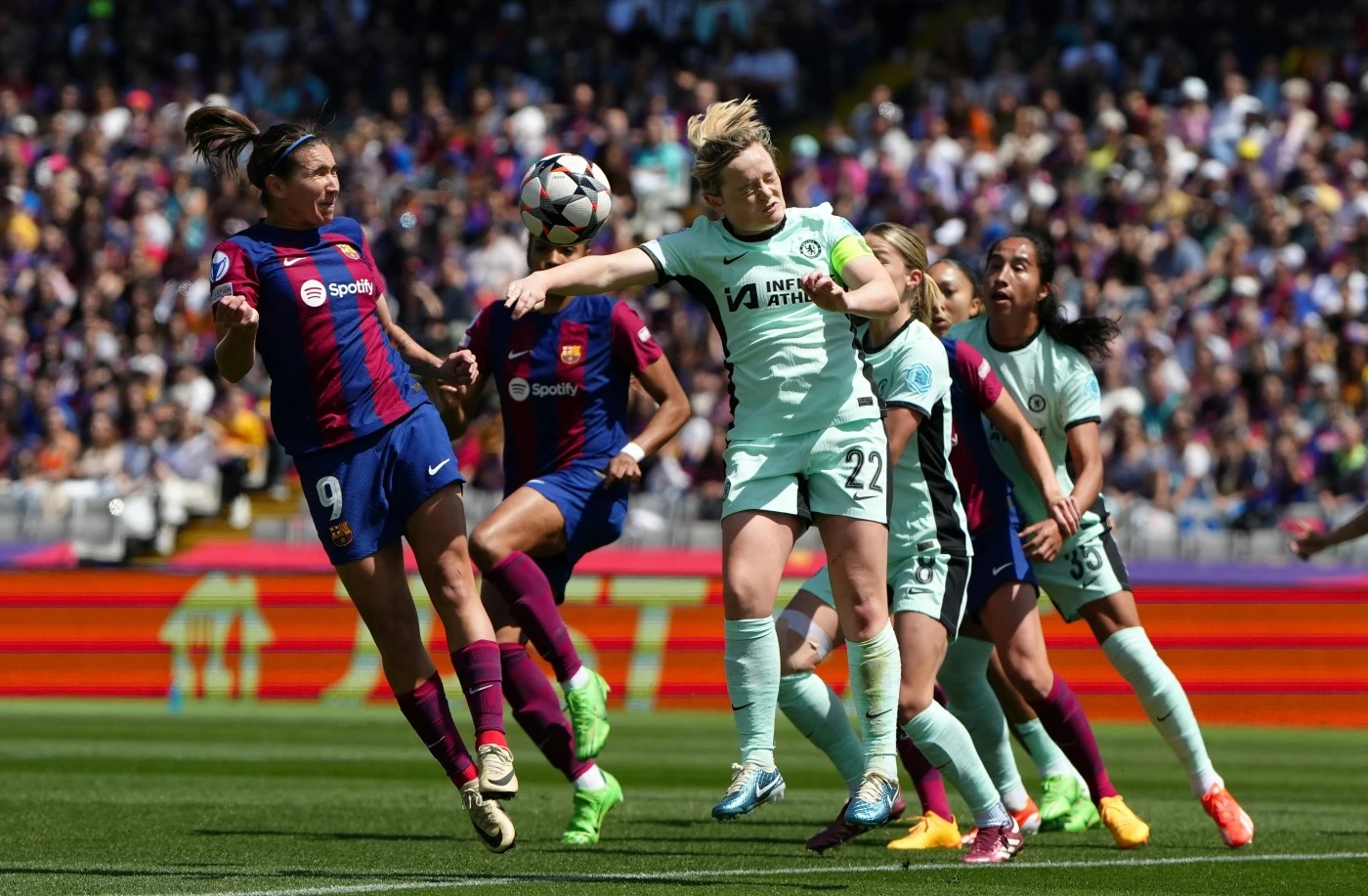 Erin Cuthbert ăn mừng bàn thắng lịch sử giúp Nữ Chelsea dẫn trước Barcelona tại Champions League