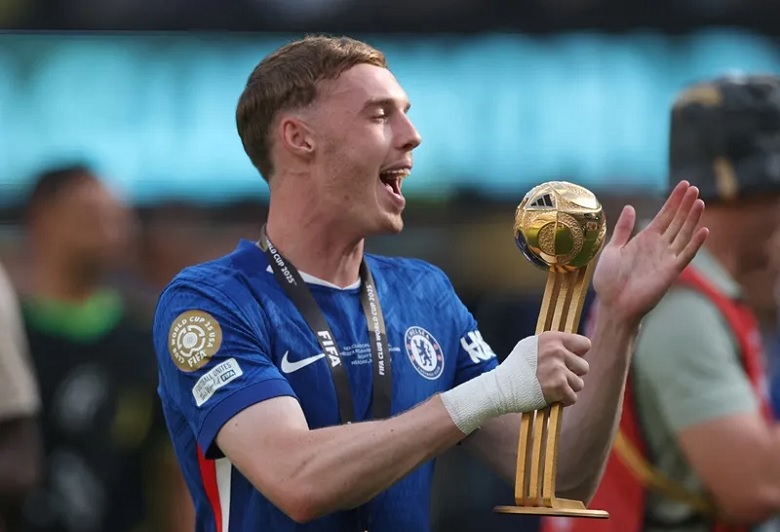 Cole Palmer trong màu áo Chelsea, cầu thủ mà PSG sẵn sàng chi 250 triệu euro để chiêu mộ, tạo kỷ lục chuyển nhượng mới.